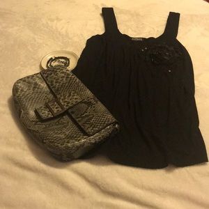 Equisite rosebud embroided tip. NWOT